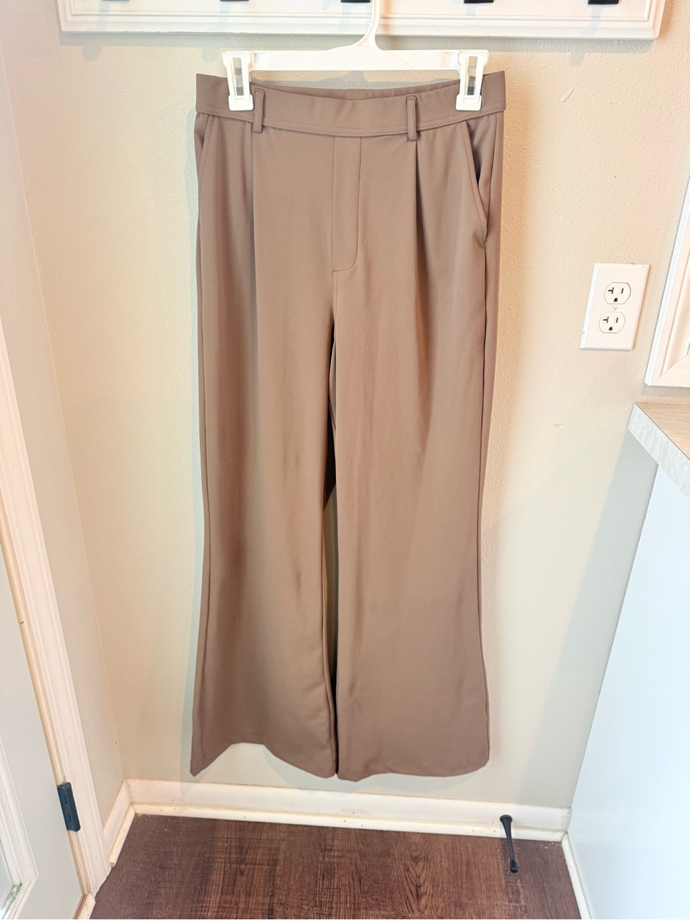 Halara Wide-Leg Women's Pants in Taupe